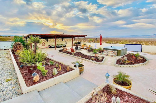 Foto 28 - Chic Joshua Tree Pad w/ Mountain Views & Hot Tub