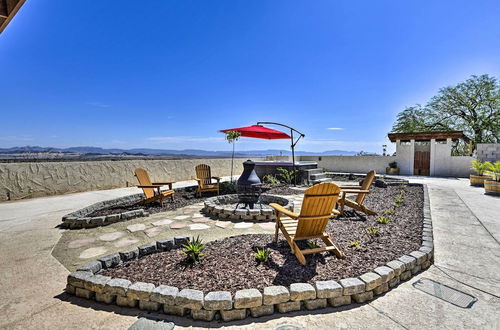 Foto 8 - Chic Joshua Tree Pad w/ Mountain Views & Hot Tub