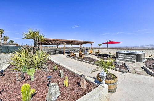 Foto 13 - Chic Joshua Tree Pad w/ Mountain Views & Hot Tub