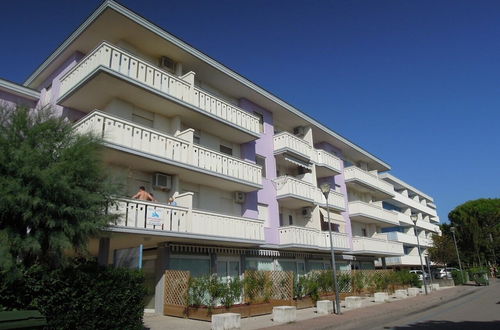 Photo 15 - Colorful Modern Flat Next to the Beach - Beahost