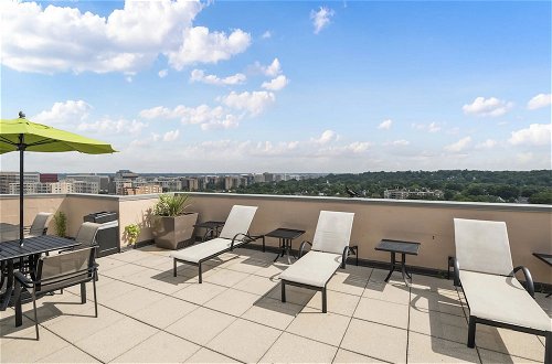 Photo 37 - Luxury Apt with Rooftop Pentagon City