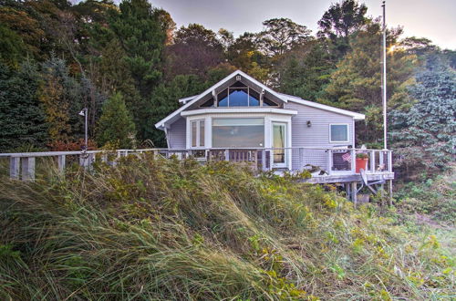 Photo 2 - Lakefront Montague Cottage on a Private Beach