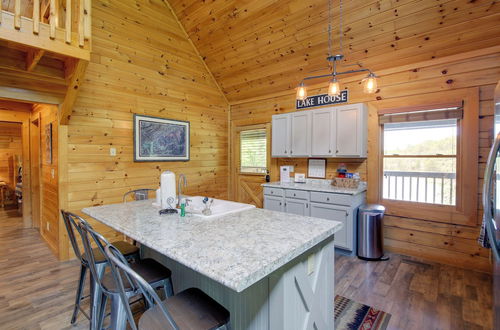 Foto 20 - Lakefront Sevierville Cabin w/ Hot Tub & Fire Pit