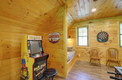 Foto 8 - Lakefront Sevierville Cabin w/ Hot Tub & Fire Pit