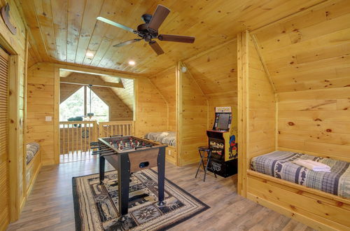 Foto 35 - Lakefront Sevierville Cabin w/ Hot Tub & Fire Pit