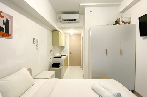 Foto 3 - Homey And Enjoy Living Studio Tokyo Riverside Pik 2 Apartment