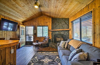 Foto 1 - Cozy Cabin w/ Arcade ~ 8 Mi to Big Bear Lake