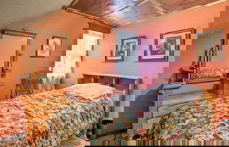 Foto 3 - Remote Escape: Riverside Home w/ Scenic Views