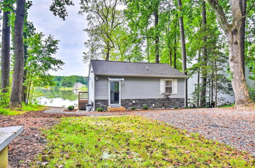 Foto 18 - Relaxing Riverfront Cottage w/ Boat Dock