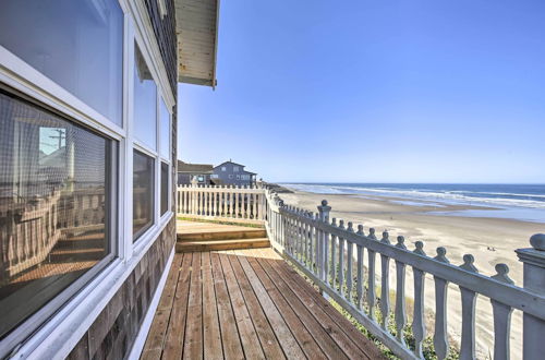 Photo 11 - Beachfront Newport Cottage With Private Hot Tub