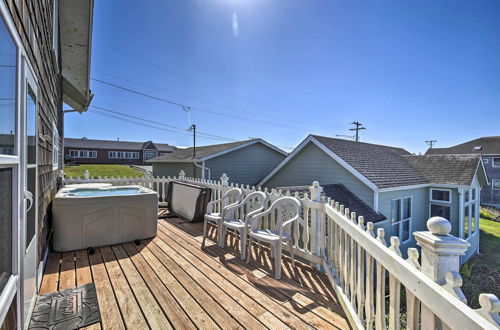 Photo 21 - Beachfront Newport Cottage With Private Hot Tub