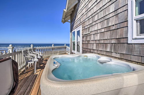 Photo 12 - Beachfront Newport Cottage With Private Hot Tub