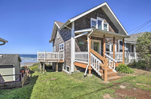 Photo 25 - Beachfront Newport Cottage With Private Hot Tub