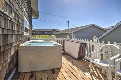 Photo 31 - Beachfront Newport Cottage With Private Hot Tub