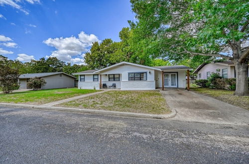 Photo 26 - Stunning Home 3 min to Main With Hot tub and Firepit