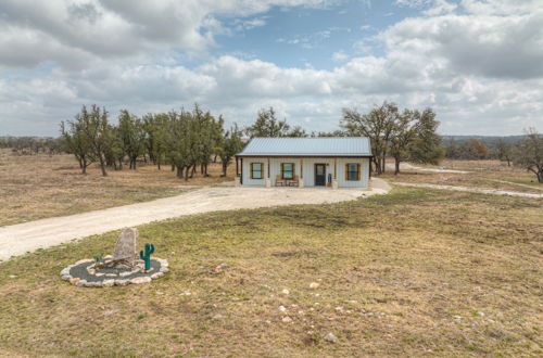 Foto 31 - Hill Country Hideaway With Fire Pit and Hot Tub