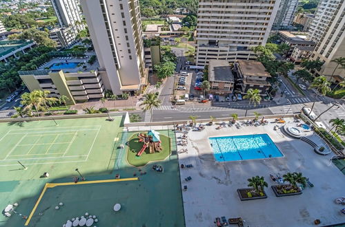 Foto 29 - Spectacular Pool View Suite at the Waikiki Banyan - Free parking! by Koko Resort Vacation Rentals