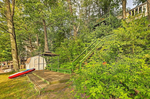 Photo 8 - Le Roy Lakefront Retreat w/ Dock + Kayaks