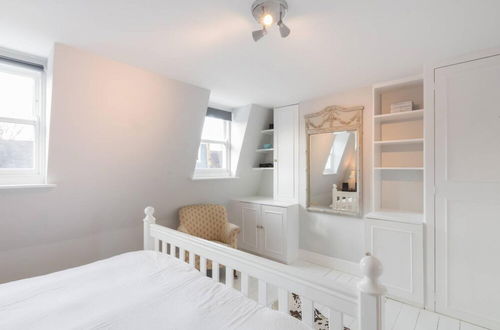 Photo 30 - Charming 4-bed House w Garden in Fulham