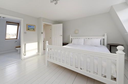 Photo 10 - Charming 4-bed House w Garden in Fulham