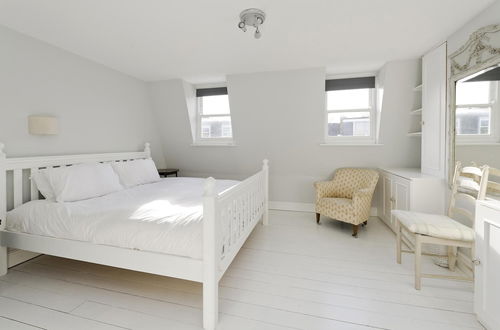 Photo 31 - Charming 4-bed House w Garden in Fulham