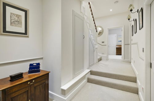 Photo 35 - Charming 4-bed House w Garden in Fulham