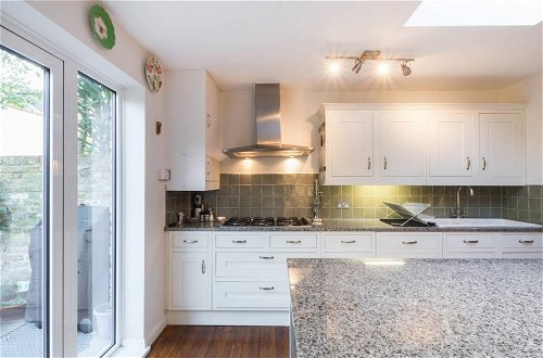 Foto 18 - Charming 4-bed House w Garden in Fulham