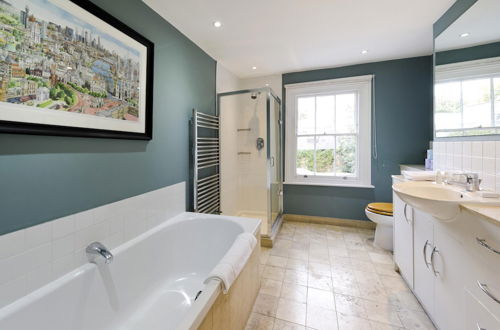 Photo 34 - Charming 4-bed House w Garden in Fulham