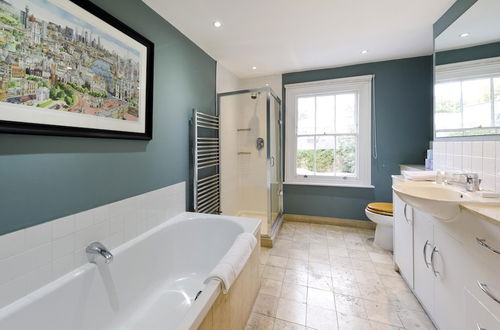 Foto 34 - Charming 4-bed House w Garden in Fulham