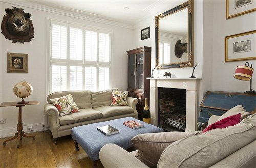 Photo 16 - Charming 4-bed House w Garden in Fulham