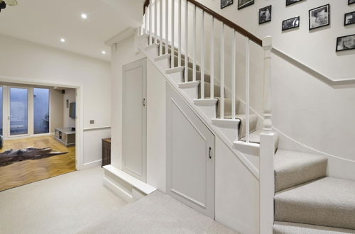 Photo 38 - Charming 4-bed House w Garden in Fulham