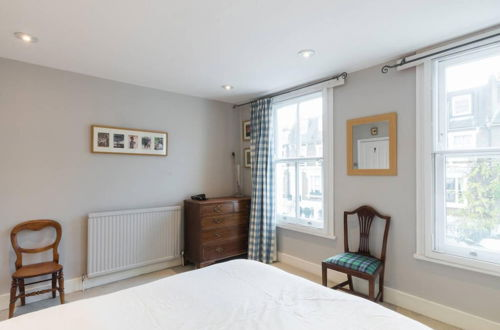 Photo 24 - Charming 4-bed House w Garden in Fulham