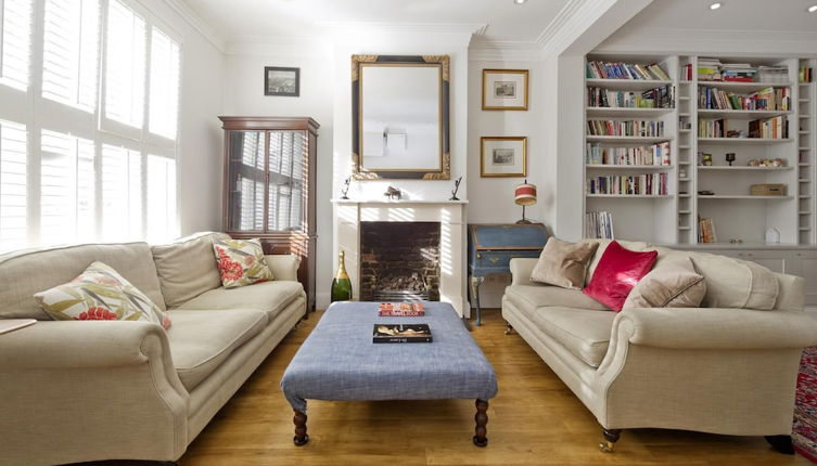 Photo 1 - Charming 4-bed House w Garden in Fulham
