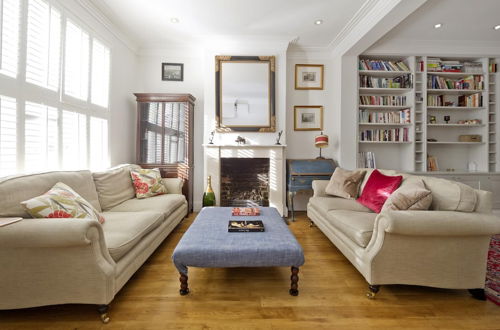 Photo 1 - Charming 4-bed House w Garden in Fulham