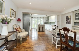 Photo 2 - Charming 4-bed House w Garden in Fulham
