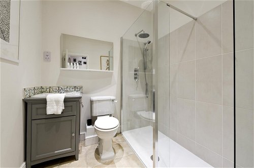 Photo 37 - Charming 4-bed House w Garden in Fulham