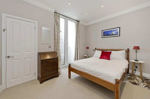 Photo 11 - Charming 4-bed House w Garden in Fulham
