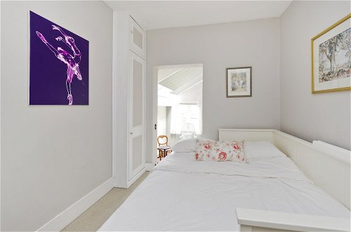 Photo 29 - Charming 4-bed House w Garden in Fulham