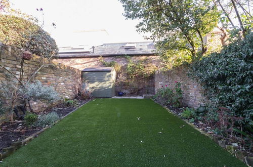 Photo 21 - Charming 4-bed House w Garden in Fulham