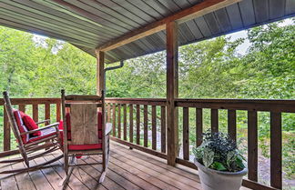 Foto 1 - Riverfront Couple's Retreat in Smoky Mountains