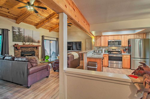 Photo 17 - Quaint Pinetop Retreat w/ Balcony & Grill