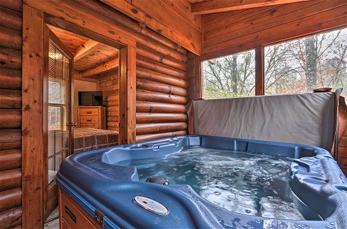Photo 8 - Cozy Family Cabin w/ Hot Tub ~ 4 Mi to Dollywood