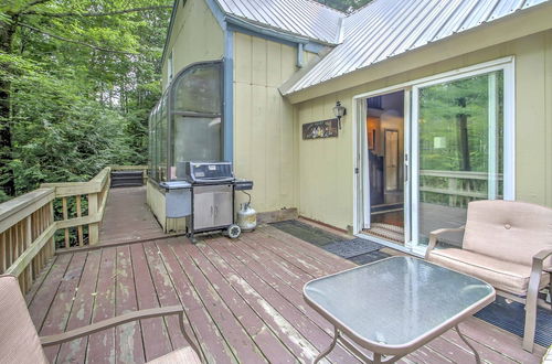 Foto 16 - Rustic Intervale Hideaway w/ Deck & Wooded Views