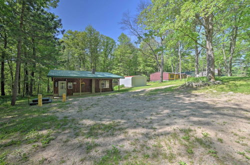 Foto 12 - Rustic Wooded Retreat w/ Fire Pit, Near Trails