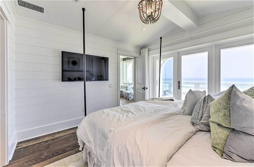Foto 19 - Luxe, Beachfront PCB Home w/ Decks & Grill