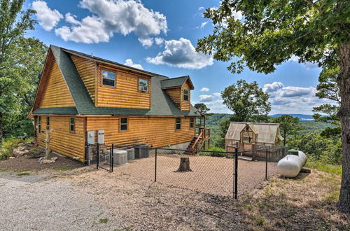 Foto 6 - Spacious Log Cabin w/ Fire Pit & Game Room