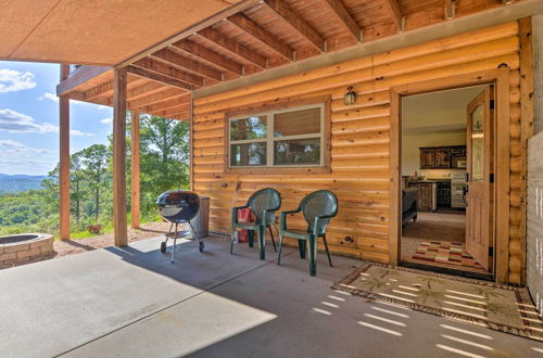 Foto 3 - Spacious Log Cabin w/ Fire Pit & Game Room