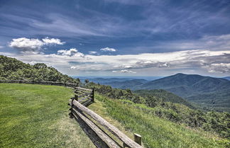 Photo 2 - Wintergreen Resort Retreat w/ Hot Tub