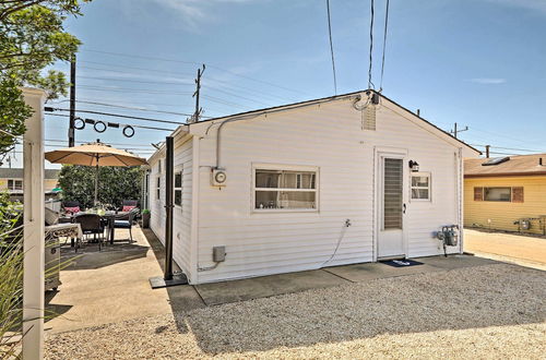 Foto 8 - Beachy Lavallette Cottage w/ Outdoor Shower, Patio