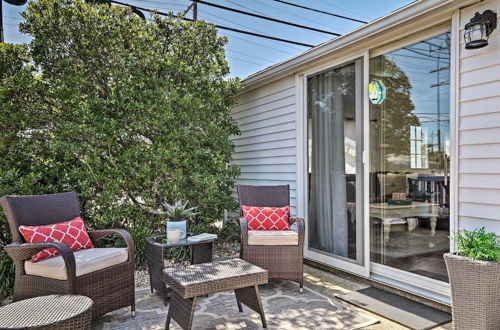 Foto 9 - Beachy Lavallette Cottage w/ Outdoor Shower, Patio